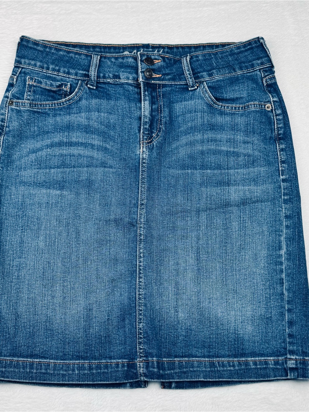 Old Navy denim skirt. Back split. Women’s size 8. Front pockets.